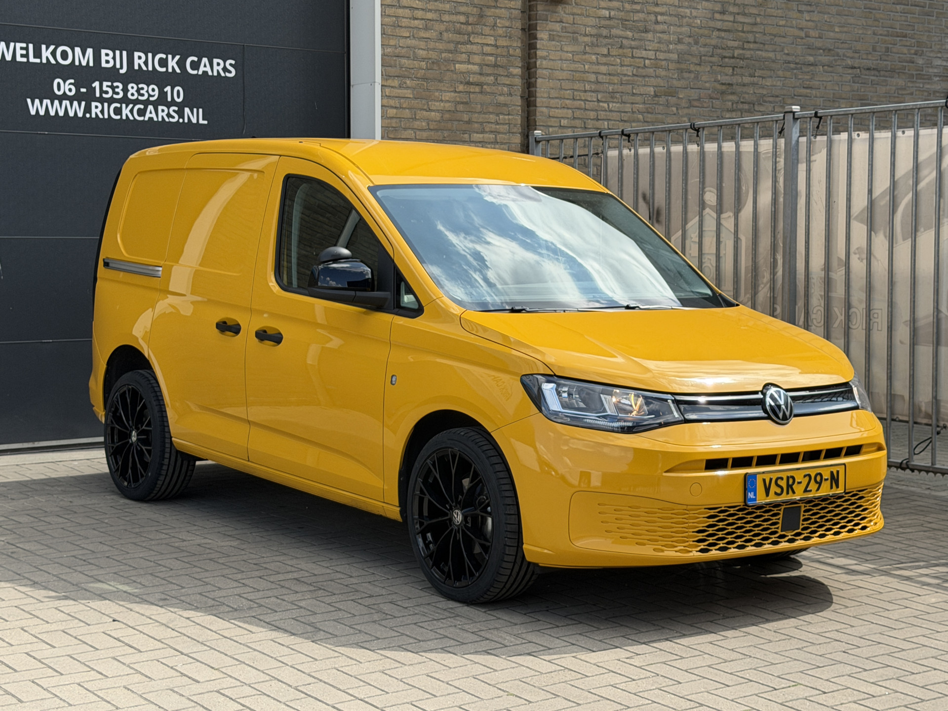 Foto van Volkswagen Caddy Modified Partition Wall