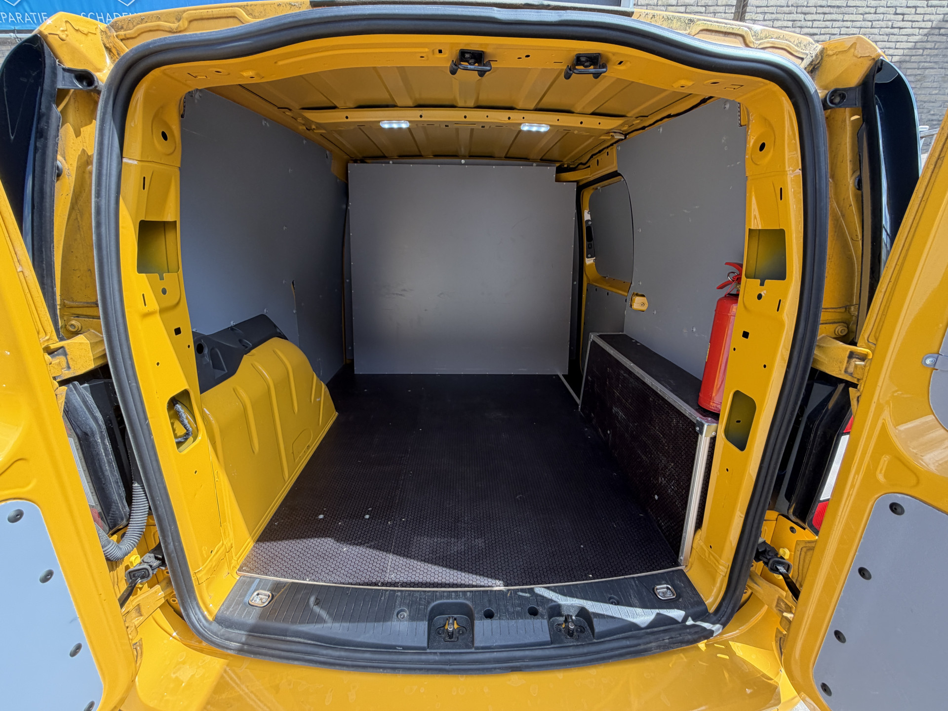 Foto van Volkswagen Caddy Modified Partition Wall