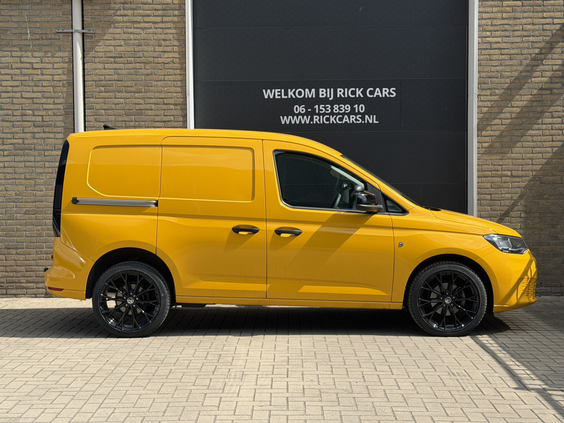 Foto van Volkswagen Caddy Modified Partition Wall