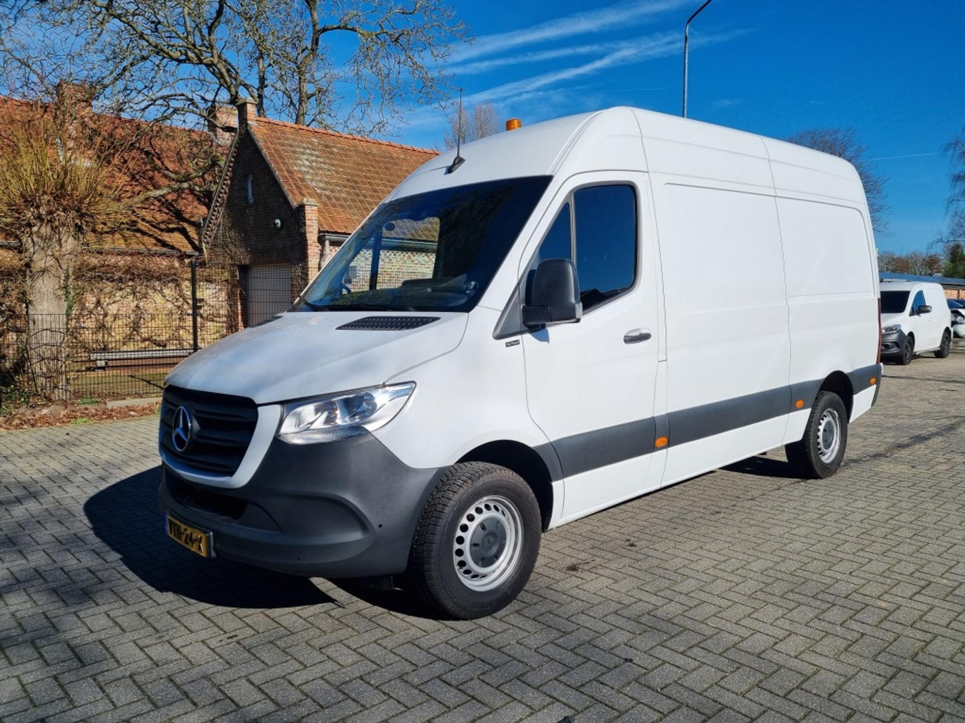 Mercedes-Benz Sprinter 317 CDI Aut. L2 H2 Navi 3500kg Trekh 2023 - voorkant