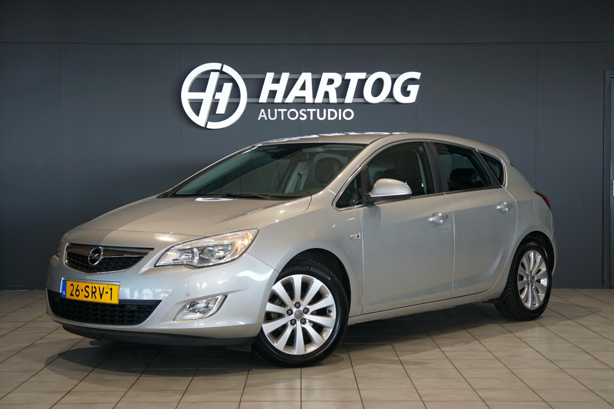 Opel Astra 1.4 Turbo Cosmo 2011 - voorkant