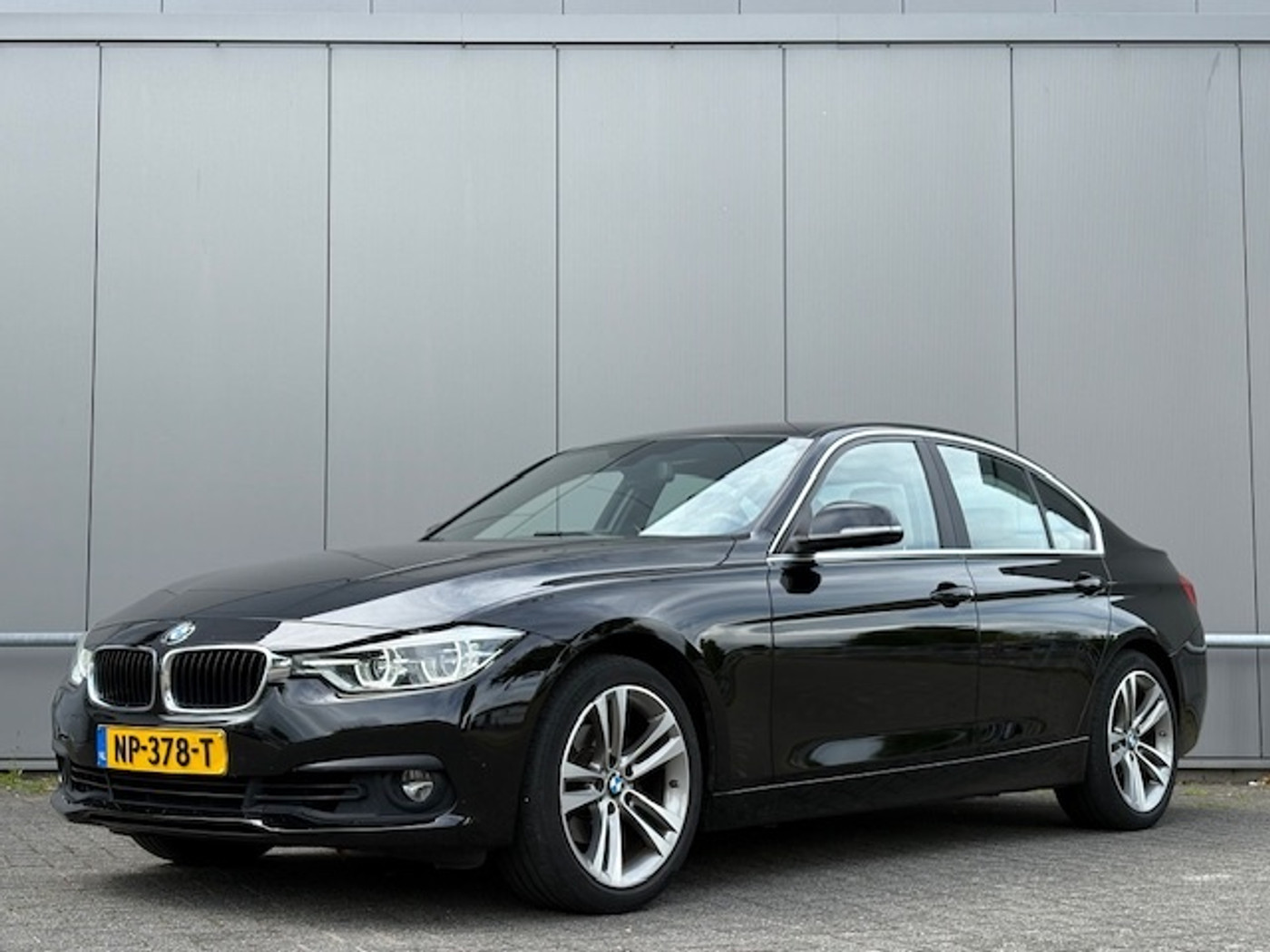 BMW 3-serie 318i High Executive 2017 - voorkant