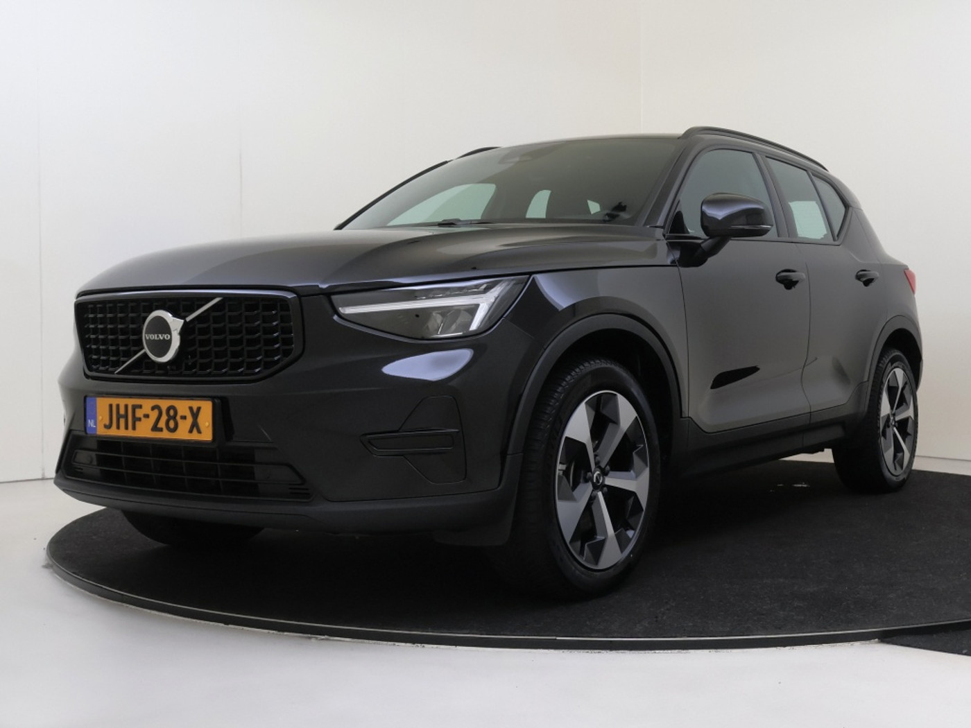 Volvo XC40 2.0 B4 Plus Dark | Trekhaak | H&K Audio | Stoelgeheugen | 2025 - voorkant