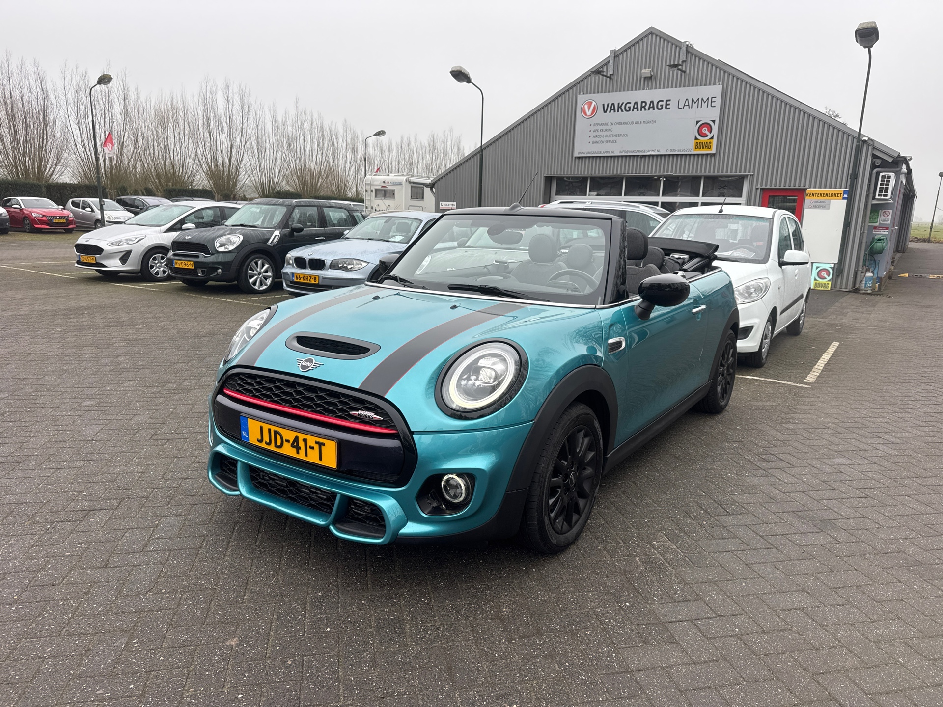 Mini Mini Cabrio 1.5 Cooper Chili mooie auto 6 versnellingen 2020 - voorkant
