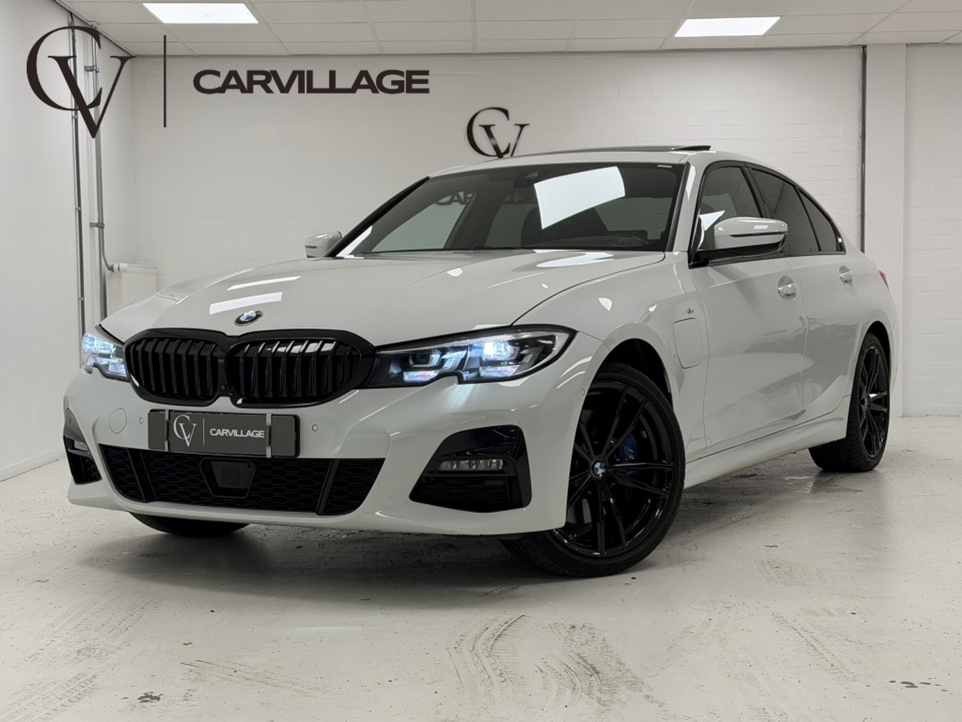 BMW 330e 330e M-Sport | Schuif/kanteldak | Trekhaak | 360 camera | 2021 - voorkant