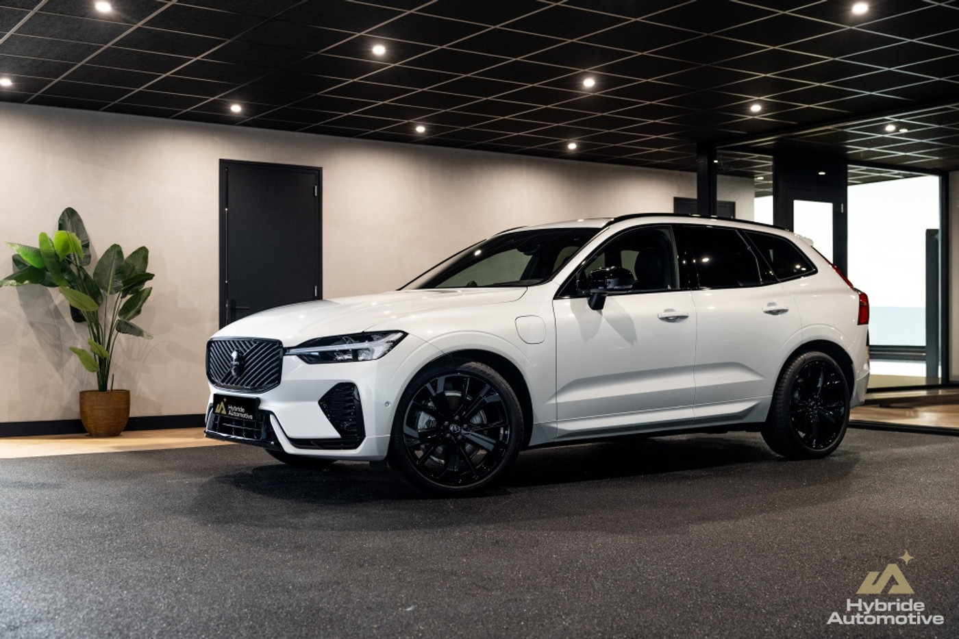 Volvo Xc60 2.0 T8 AWD U Black Edition | Facelift | B&W | Massage | Trekhaak 2025 - voorkant