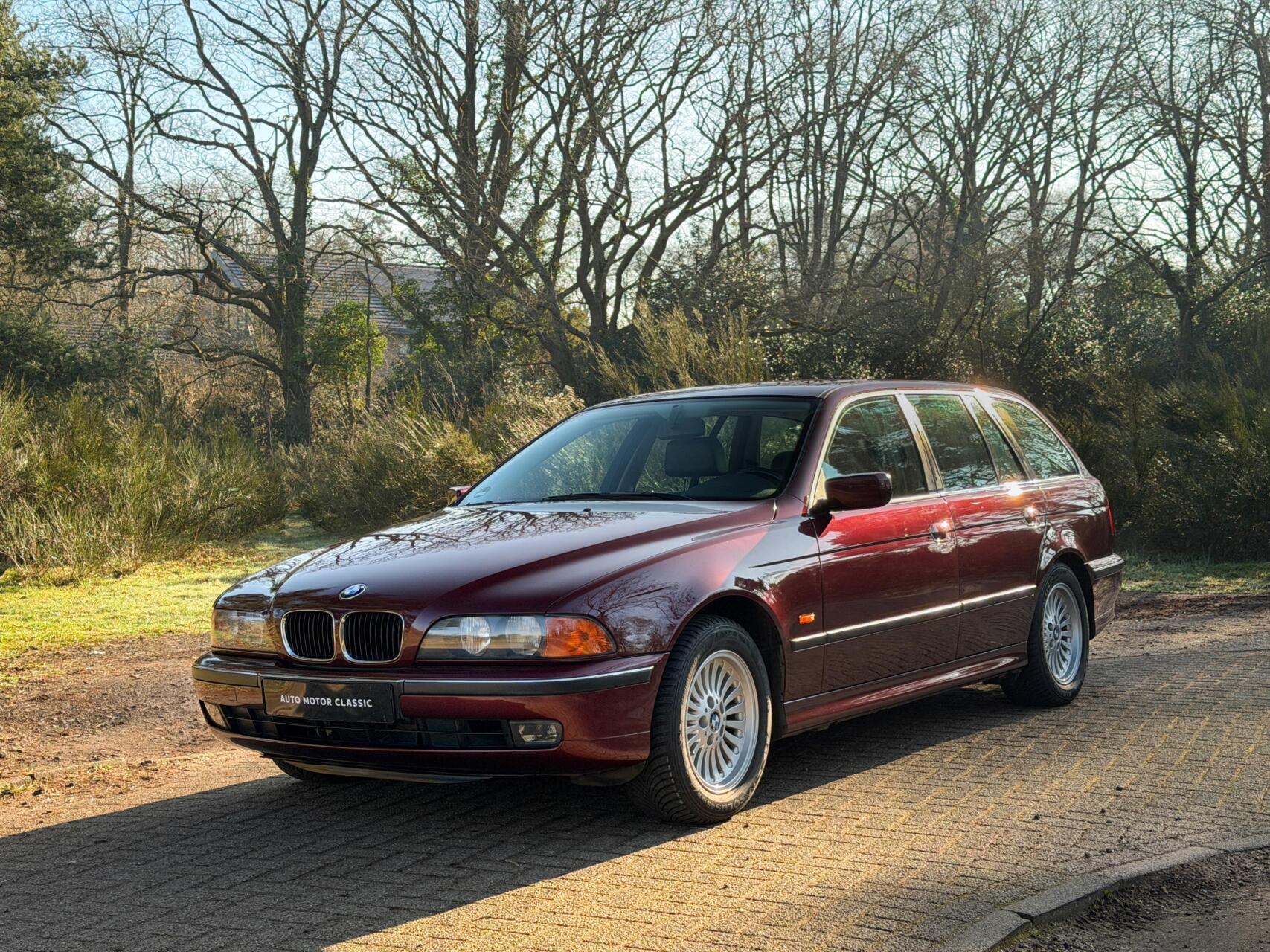 BMW 5-serie Touring E39 | Royal Red | Blijvend youngtimer 1999 - voorkant