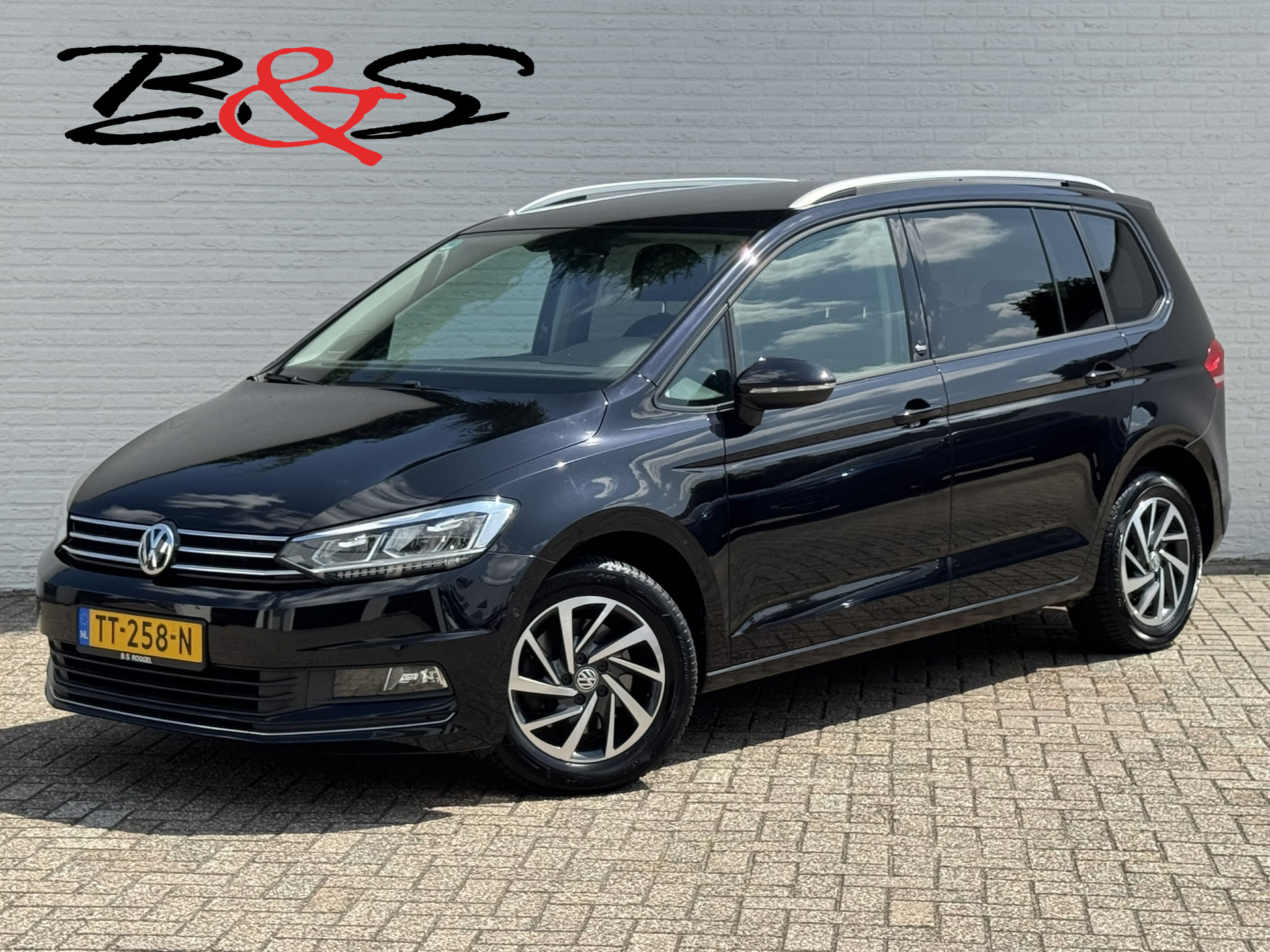 Volkswagen Touran 1.4 TSI Highline Business  7p Automaat Carplay Stoelverwarming Clima Cruise All-Seasonbanden 2017 - voorkant