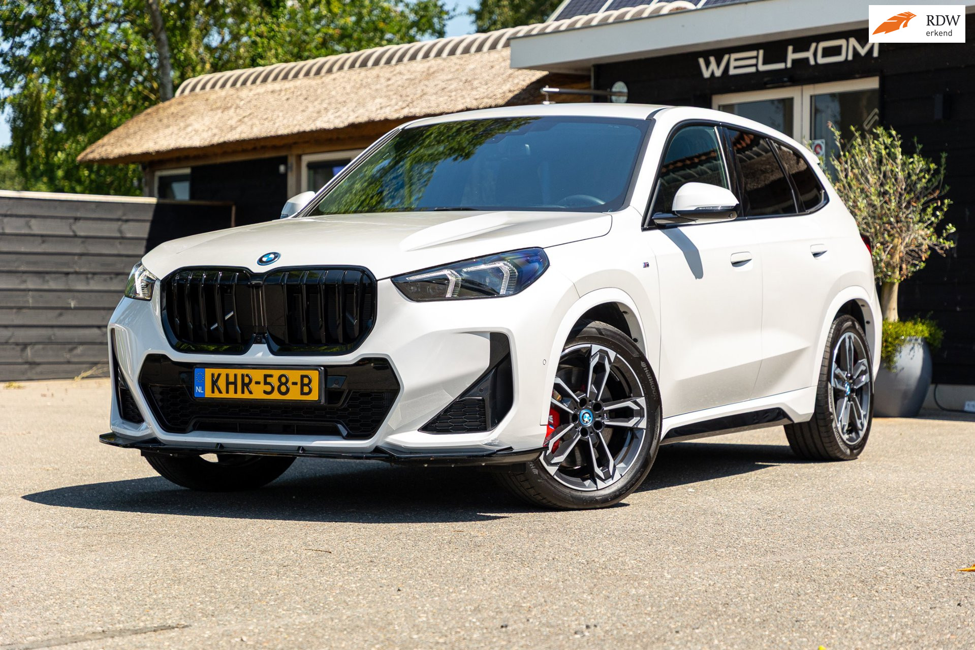 BMW Ix1 Edrive20 EDrive 20 M Sport Live Cockpit I Mineralweiss Metallic I Head Up I Led I  CarPlay I 360 Camera I M-Sportremmen rood I BTW 2025 - voorkant