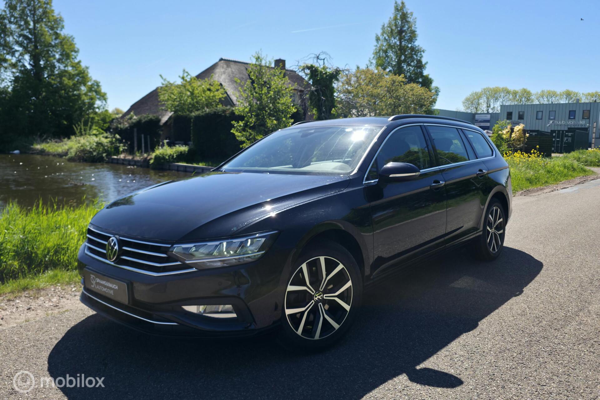 Volkswagen Passat Variant 1.5 TSI / DSG / Carplay / Camera 2023 - voorkant