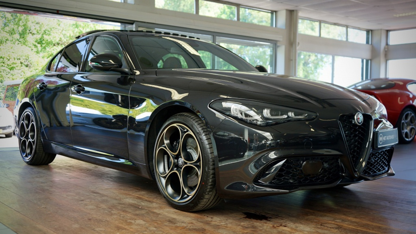 Alfa Romeo Giulia 2.0 T GME AWD Veloce Intensa | 280 pk | Harman Kardon | 2025 - voorkant