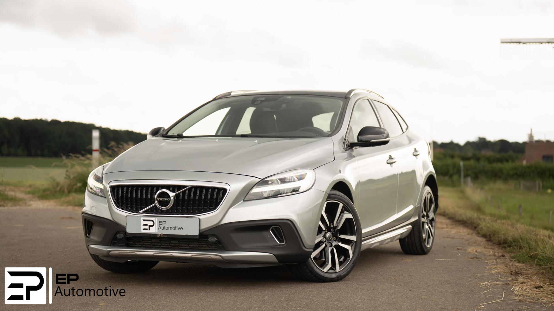 Volvo V40 Cross Country 2.0 T5 AWD Summum|Trekhaak|H&K Audio 2017 - voorkant