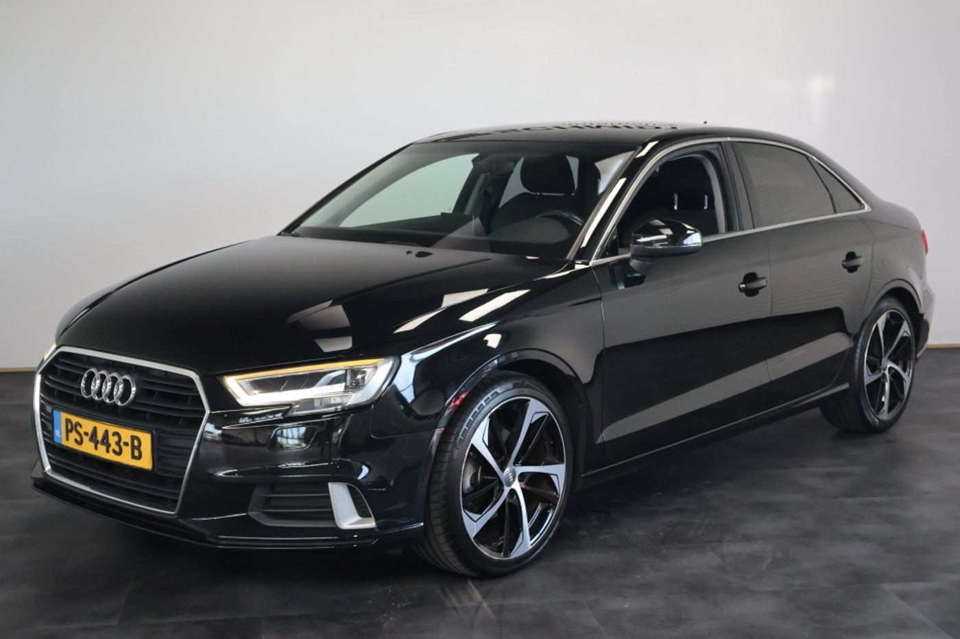 Audi A3 Limousine 1.5 TFSI Sport Line 150pk | Sportstoelen- stuur | Navigatie |LED 2017 - voorkant