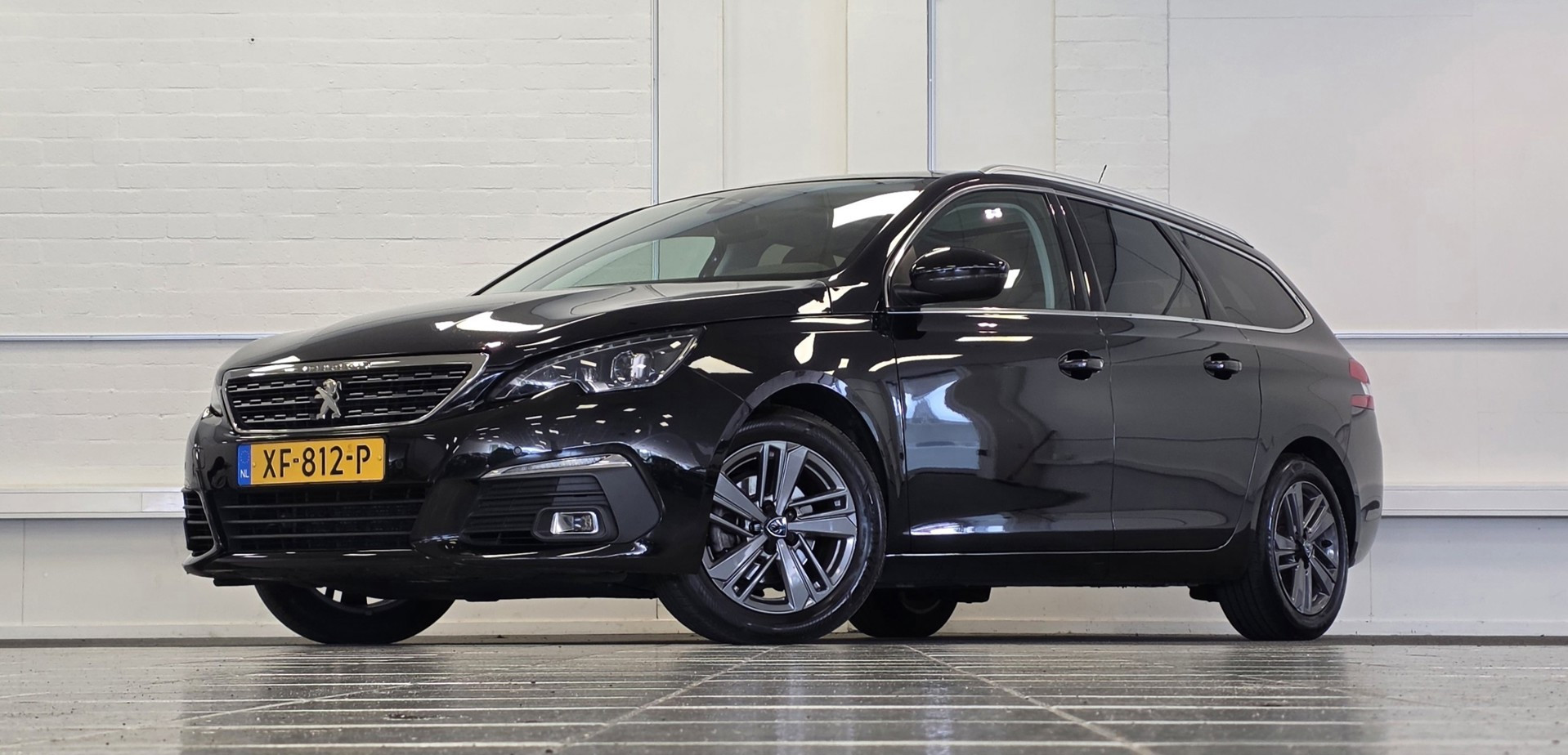 Peugeot 308 1.2 PureTech Blue Lease Premium Leer Camera Navi Pano Vol 2018 - voorkant