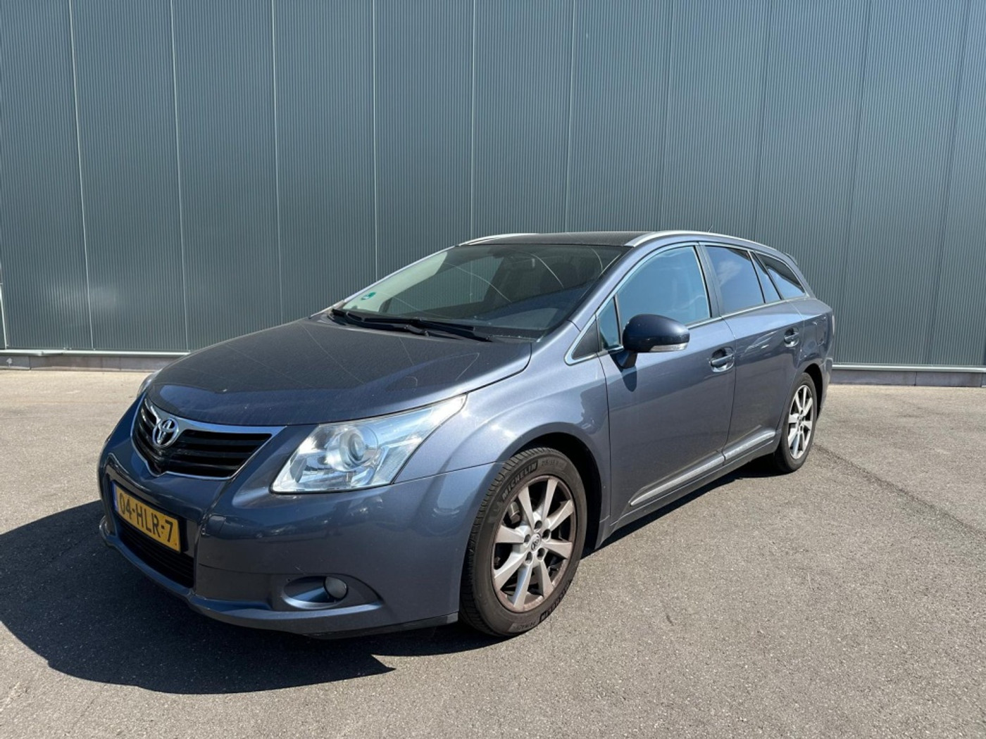 Toyota Toyota Avensis 1.8 VVTi Pan. Bns Sp PANORAMADAK | CAMERA | TREKHAAK ! 2009 - voorkant