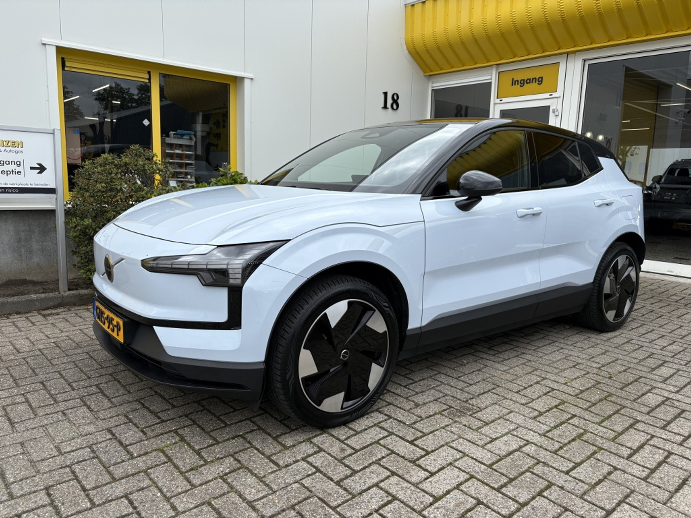 Volvo Ex30 Extended Plus 69 kWh Stoelverwarming Trekhaak 2024 - voorkant