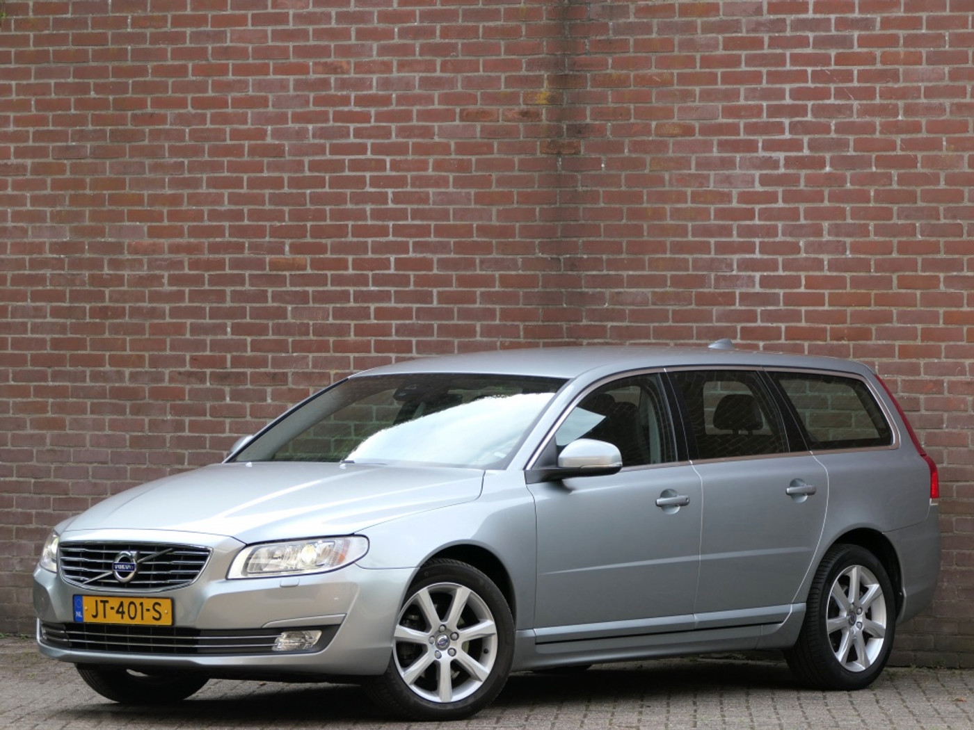 Volvo V70 T4 AUT Polar Navi / Xenon / Trekhaak / Bluetooth 2016 - voorkant