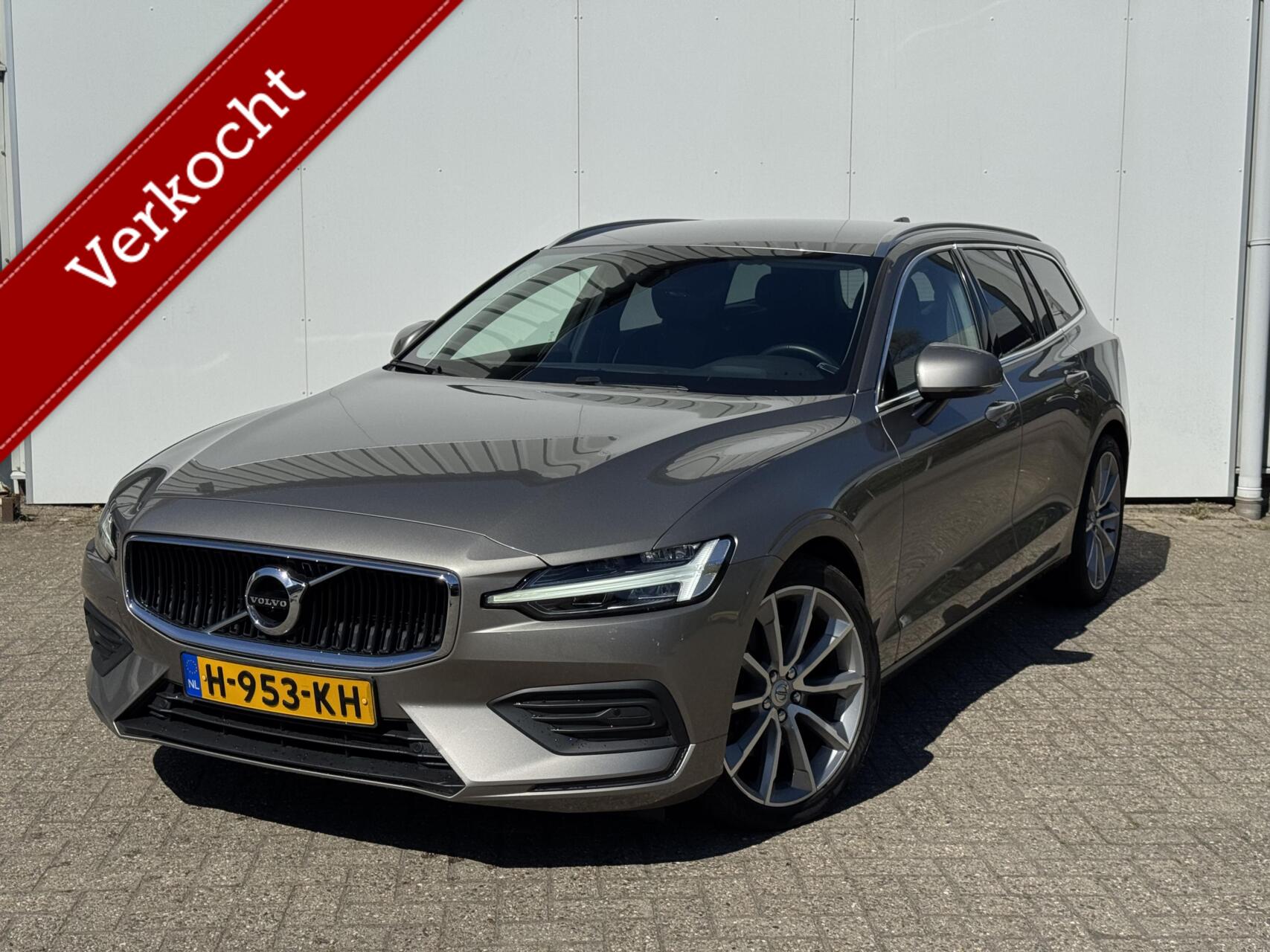 Volvo V60 2.0 T4 Mom.|ACC|PAS V/A|Blis|19"| 2020 - voorkant