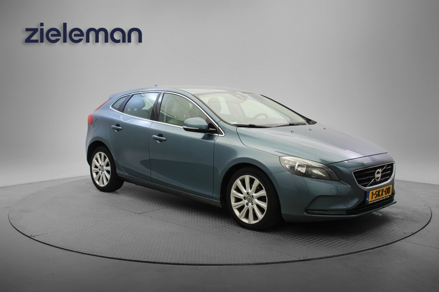 Volvo V40 1.6 D2 Momentum - Navi, Cruise, Clima, Trekhaak 2013 - voorkant