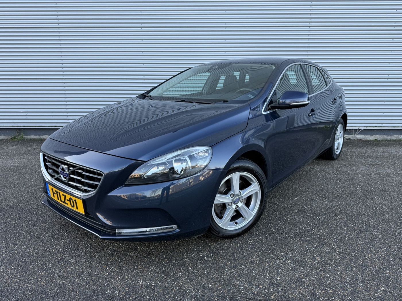 Volvo V40 1.6 T4 Momentum Automaat NAP Trekhaak Lichtmetalen velgen 2014 - voorkant
