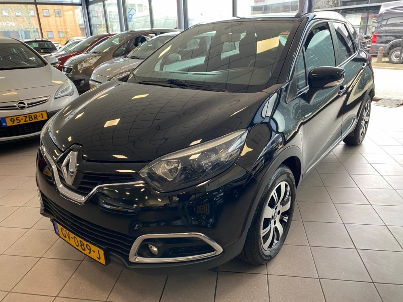 Renault Captur 0.9 TCe Expression NAVI NW APK BJ 2015 !! 2015 - voorkant