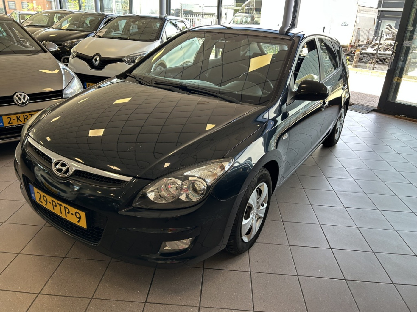 Hyundai I 30 1.6i Dynamic CLIMAT APK 3-27 BJ 2011 !!! 2011 - voorkant