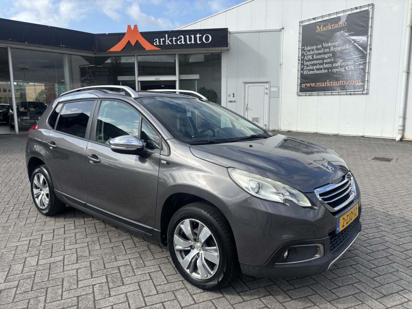 Peugeot 2008 1.2 PureTech Style Navi Climate Panorama 2015 - voorkant