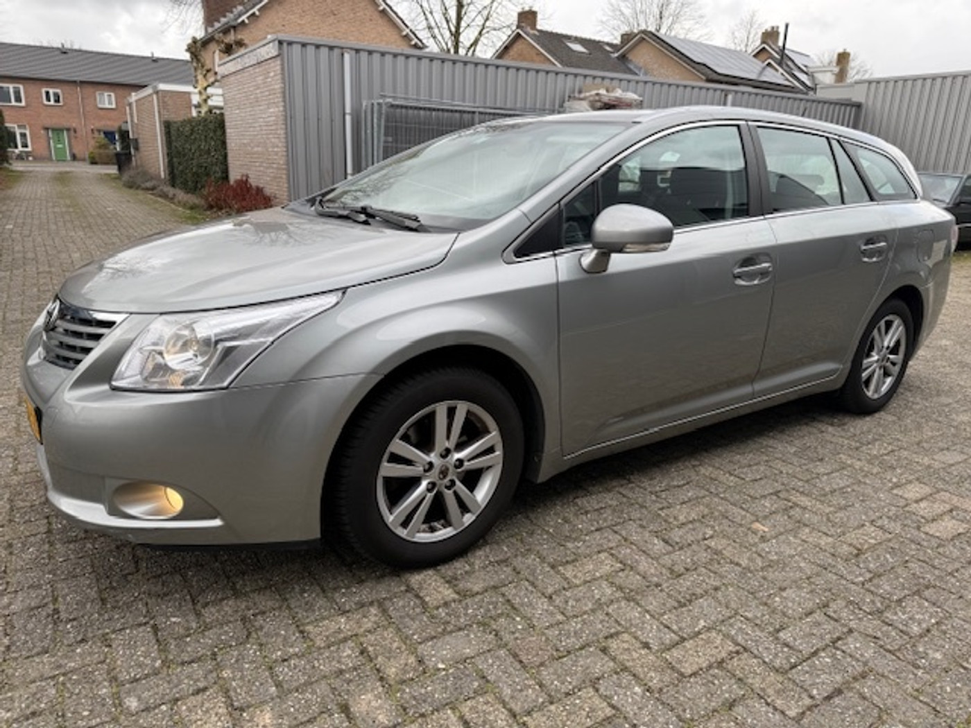 Toyota Avensis 1.8 VVTi Dynamic 2010 - voorkant