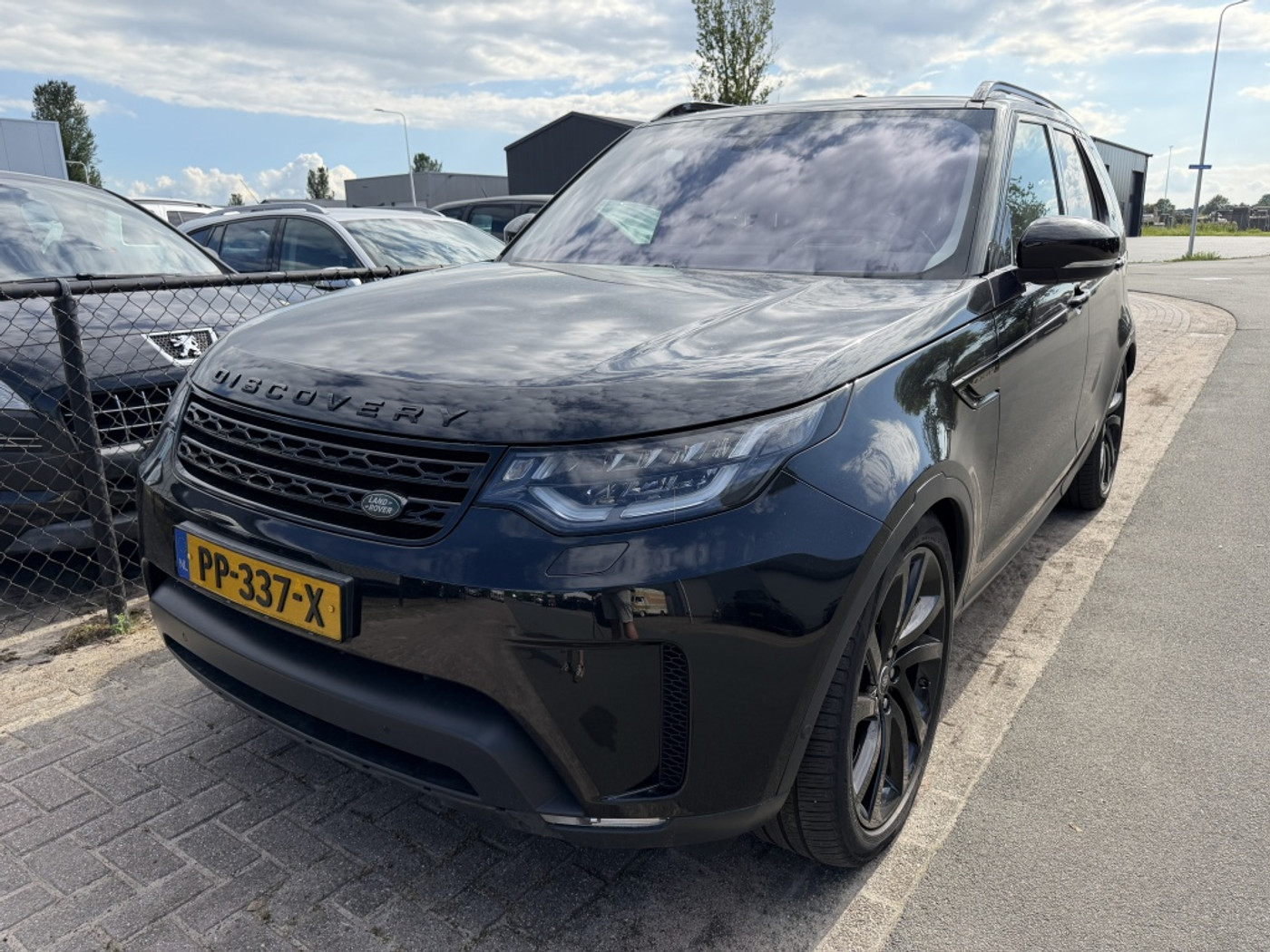 Land Rover Discovery 3.0 TD6 HSE Luxury 2017 Zwart EX BPM 2017 - voorkant