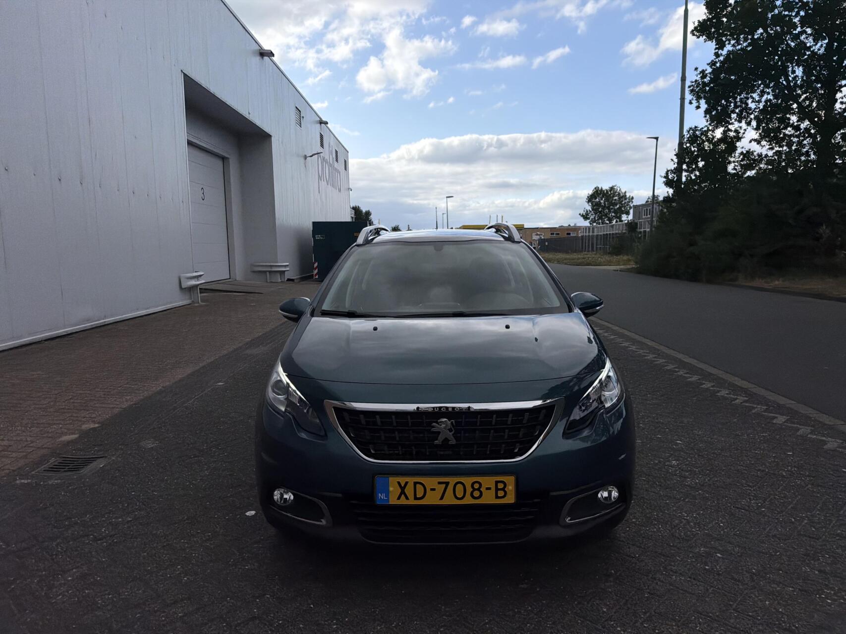 Peugeot 2008 1.2 PureTech Blue Lion - NAVI/PANODAK/PDC/NAP 2018 - voorkant