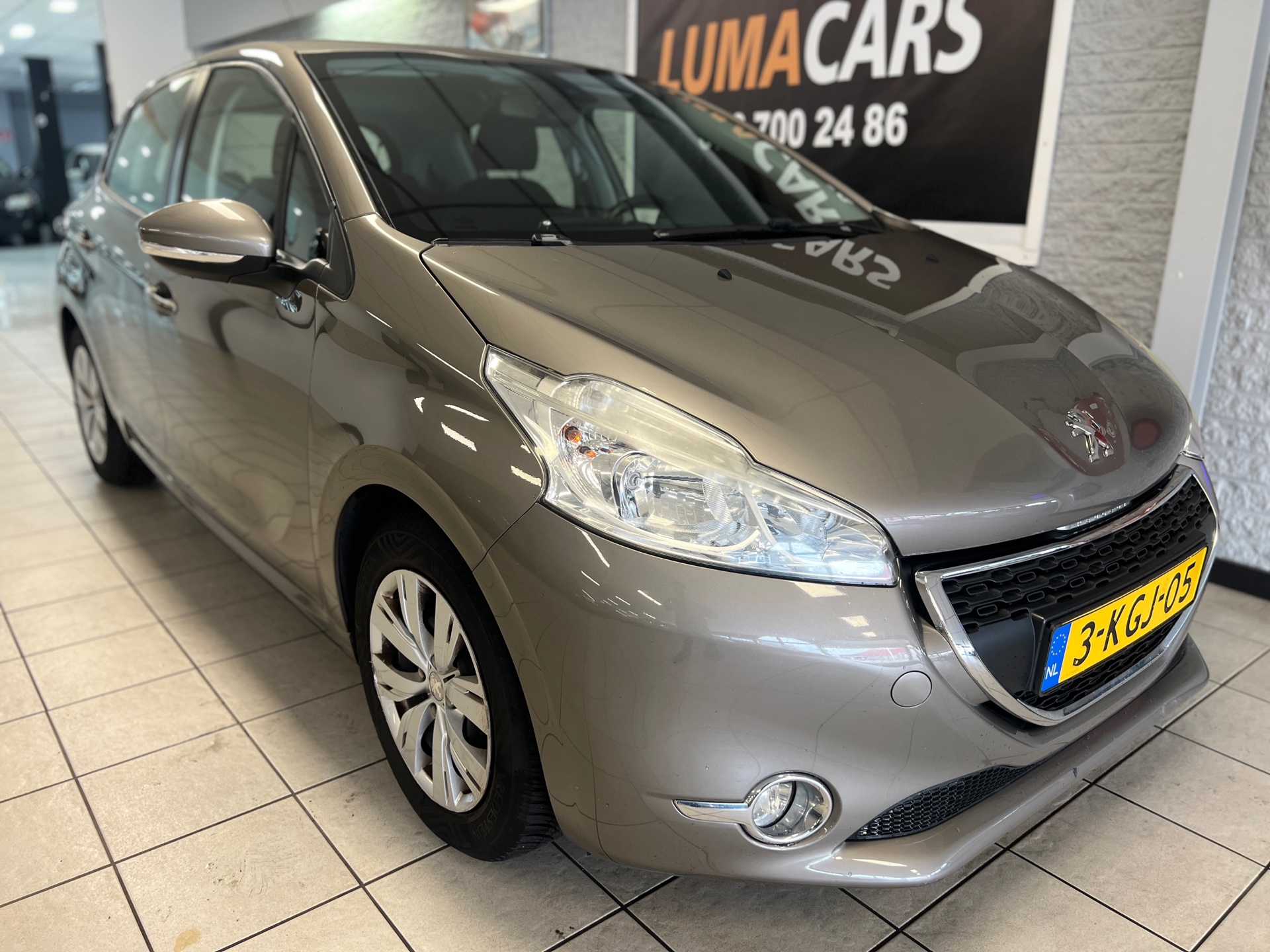 Peugeot 208 1.2 VTi Envy | Nieuwe APK | Navi | Cruise | PDC 2013 - voorkant