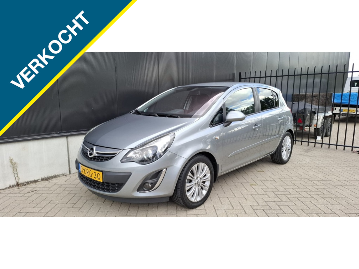 Opel Corsa 1.4-16V Cosmo 2013 - voorkant