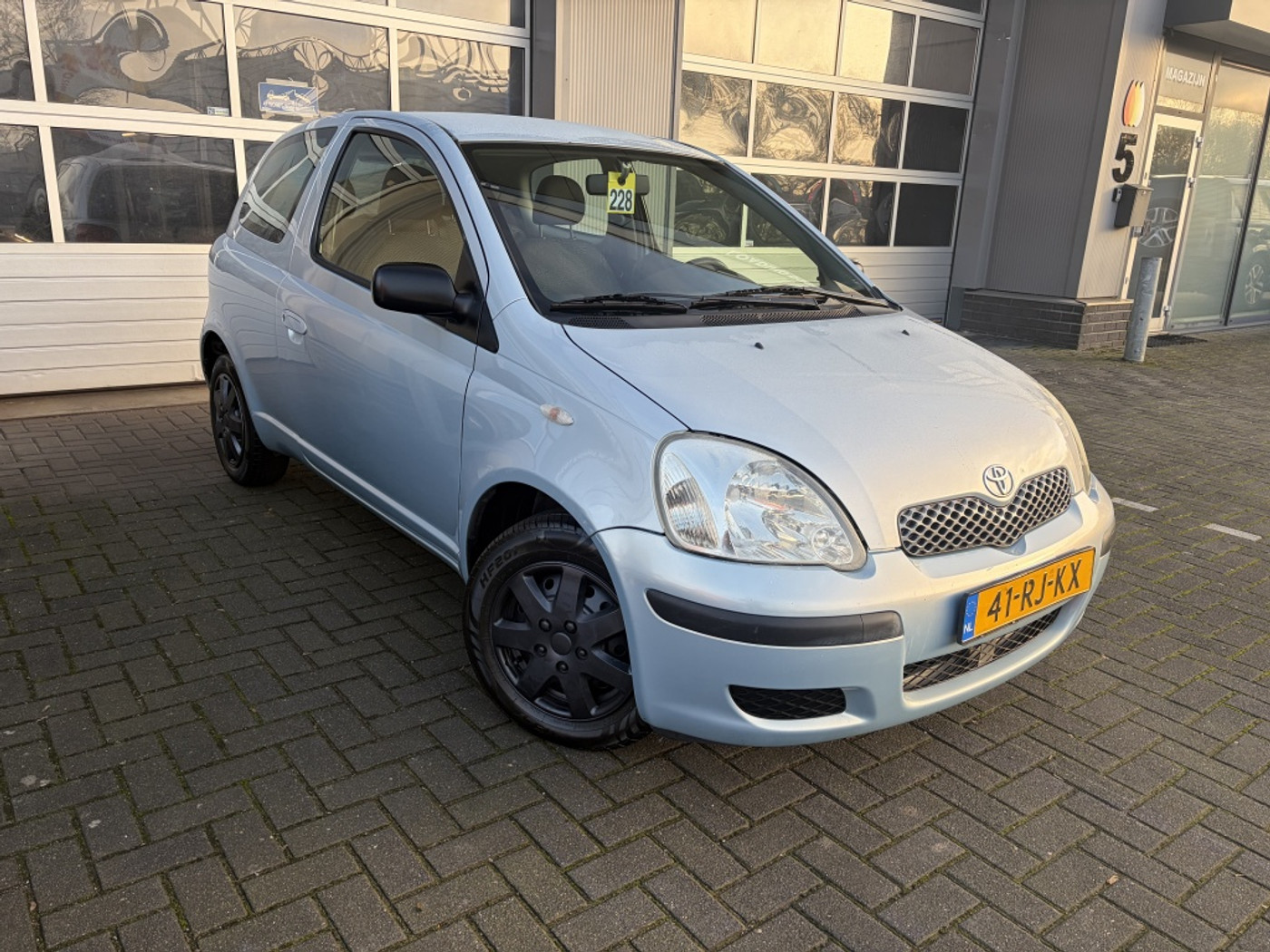 Toyota Yaris 1.0 VVT-i Terra/ MEENEEMPRIJS! 2005 - voorkant
