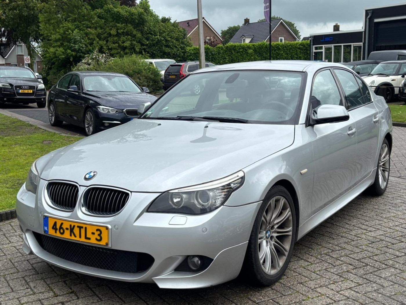 BMW 5-serie 523i Business Line Edition II 2010 - voorkant