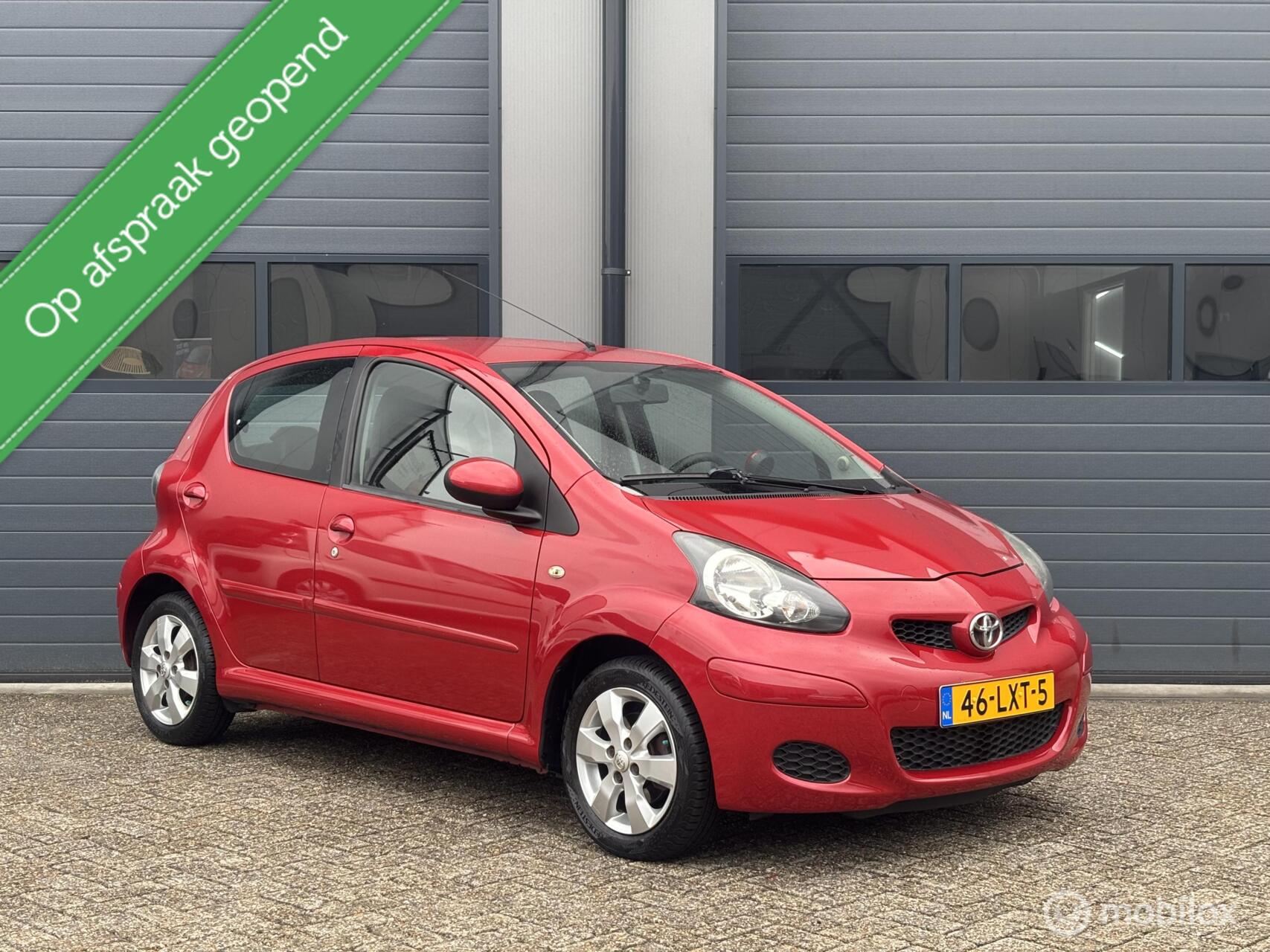 Toyota Toyota Aygo 1.0-12V Aspiration Red Uitvoering _1Ste Eigenaar 2010 - voorkant