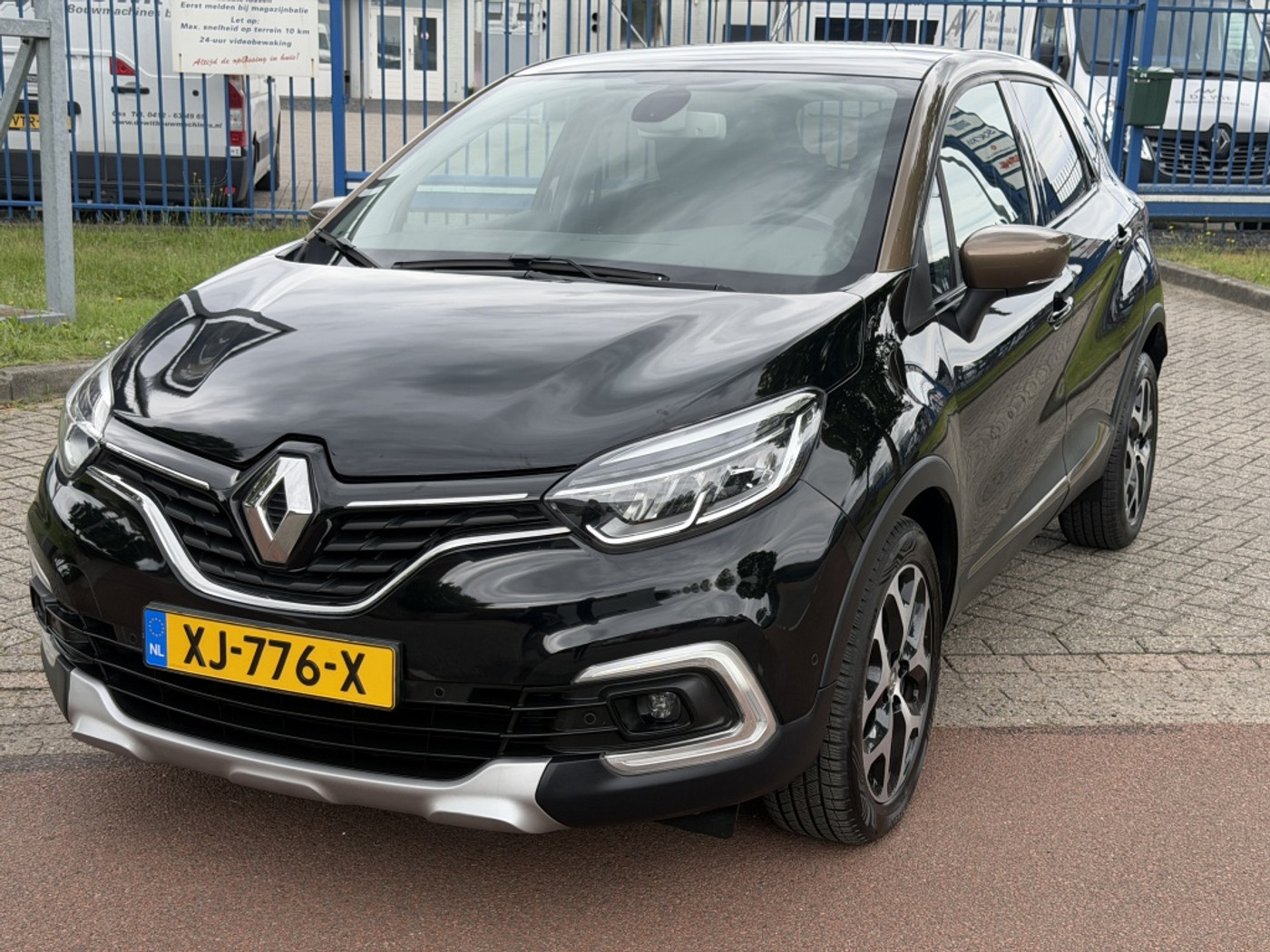 Renault Captur 1.2 TCe 1e EIG. BOSE LED AUTOMAAT PANO KEYLESS TREKHAAK NAVI PDC 2017 - voorkant