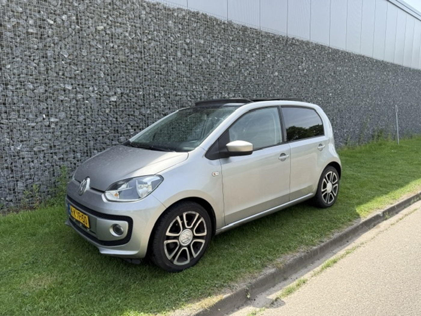 Volkswagen Up 1.0 high up! BlueM. Airco/Pano 2013 - voorkant
