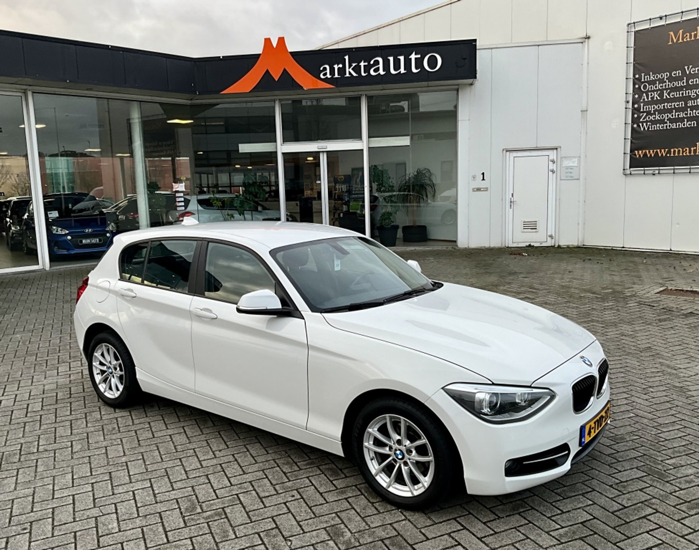 BMW 116i 116i Executive Navi Bluetooth Cruise PDC 2014 - voorkant