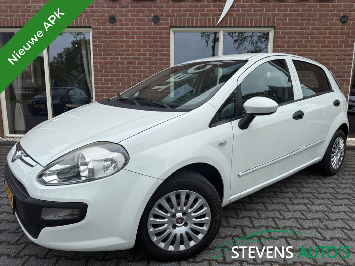 Fiat Fiat Punto 1.4 Nat. Pow. Active NIEUWE APK / RIJDT GOED / AIRCO 2011 - voorkant