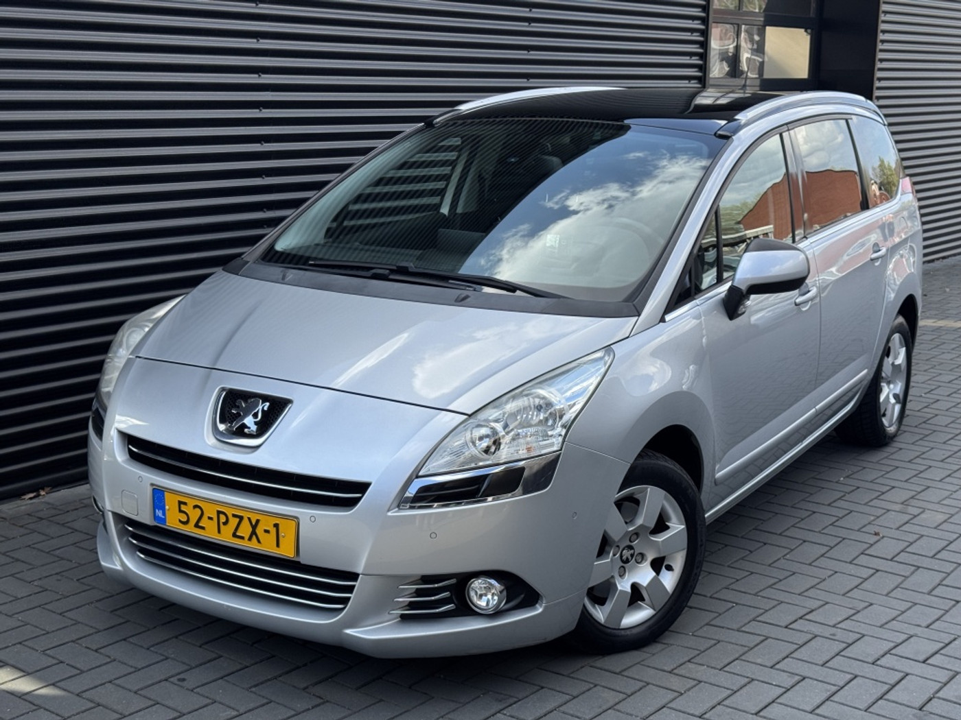 Peugeot 5008 1.6 THP B.L. Exe 7PERSOONS| CLIMA| CRUISE| PANO| LM 2011 - voorkant