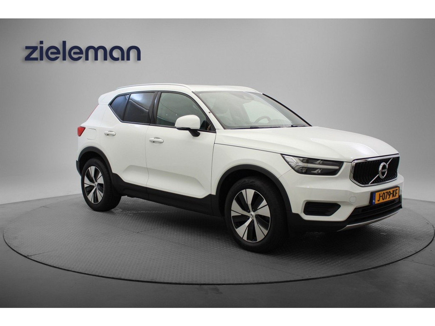 Volvo XC40 1.5 T2 Momentum - Carplay, Navi, Cruise, Afn. Trekhaak 2020 - voorkant
