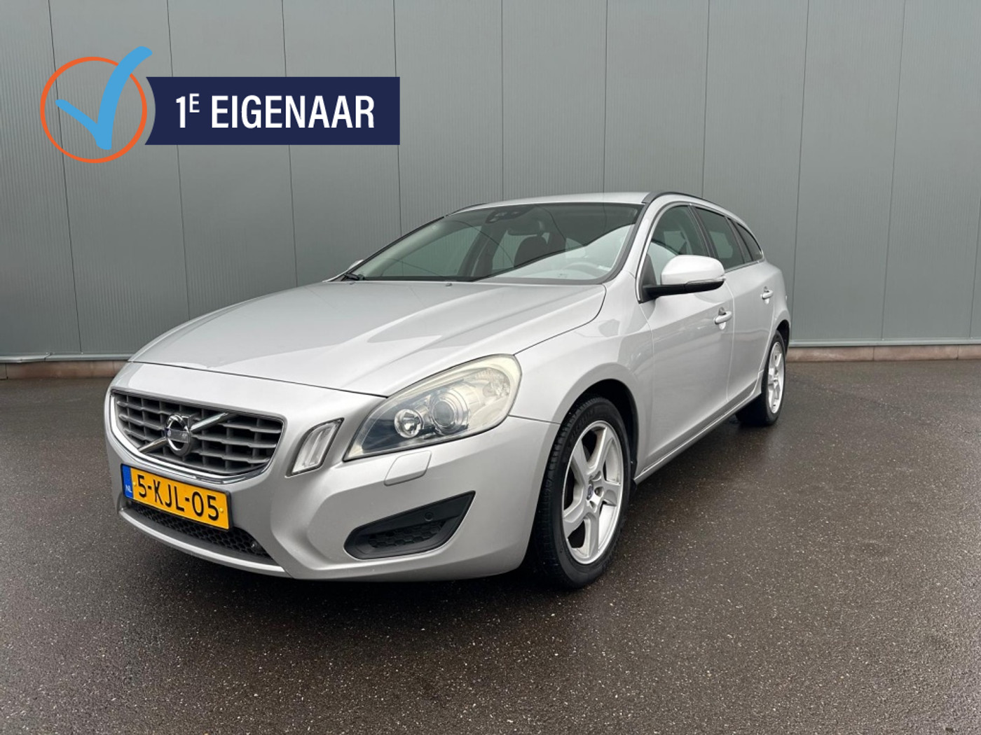 Volvo V60 1.6 T4 Summum 2012 - voorkant