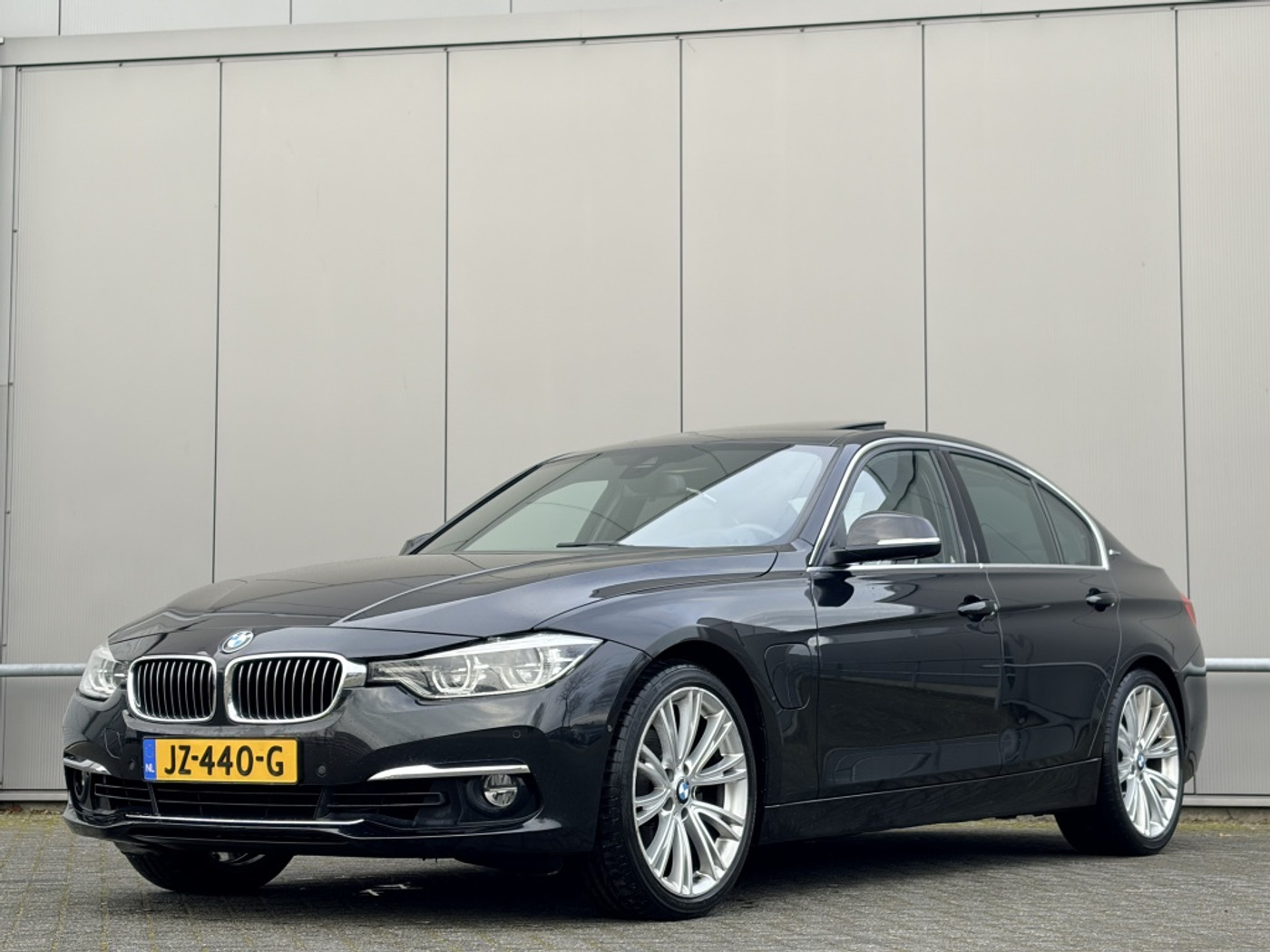 BMW 330e 330e - M Sport - dealer onderhouden - automaat - nap! - airco - 2016 - voorkant