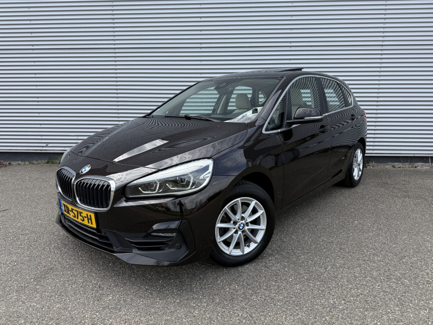 BMW 218i Active Tourer 218i Executive Automaat NAP Pano Trekhaak Camera Leer Dealer OH 2019 - voorkant