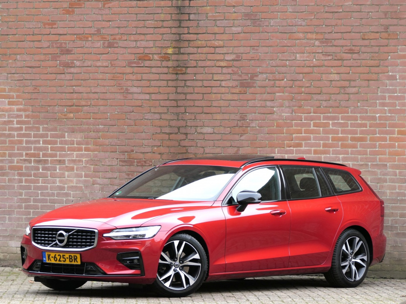 Volvo V60 T4 AUT R-Design 12 MND garantie Pilot assist / Camera / Trekhaak 2020 - voorkant