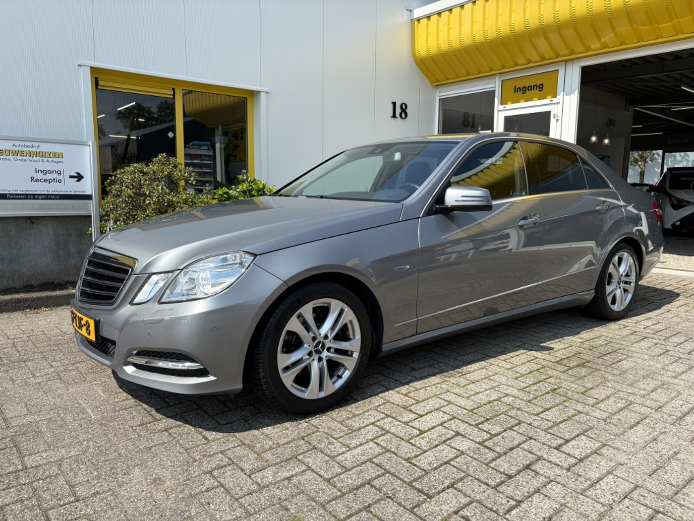 Mercedes-Benz E 200 Cgi 200 CGI Avantgarde Stoelverwarming Trekhaak Xenon 2011 - voorkant