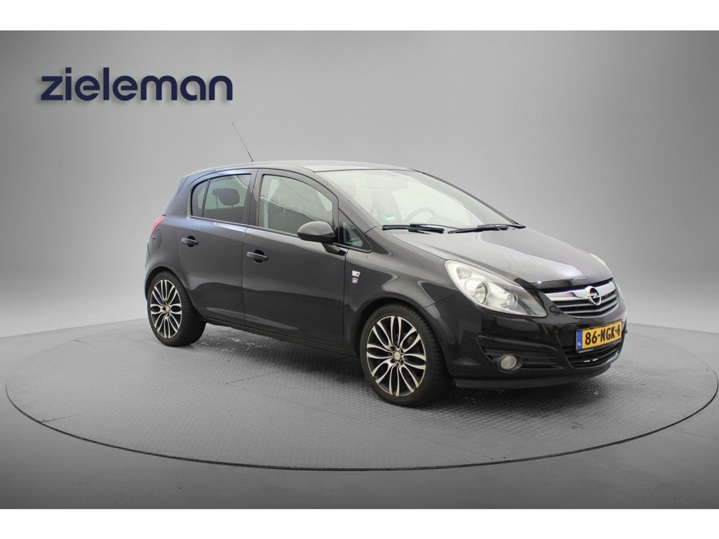 Opel Corsa 1.4-16V '111' Edition 2010 - voorkant