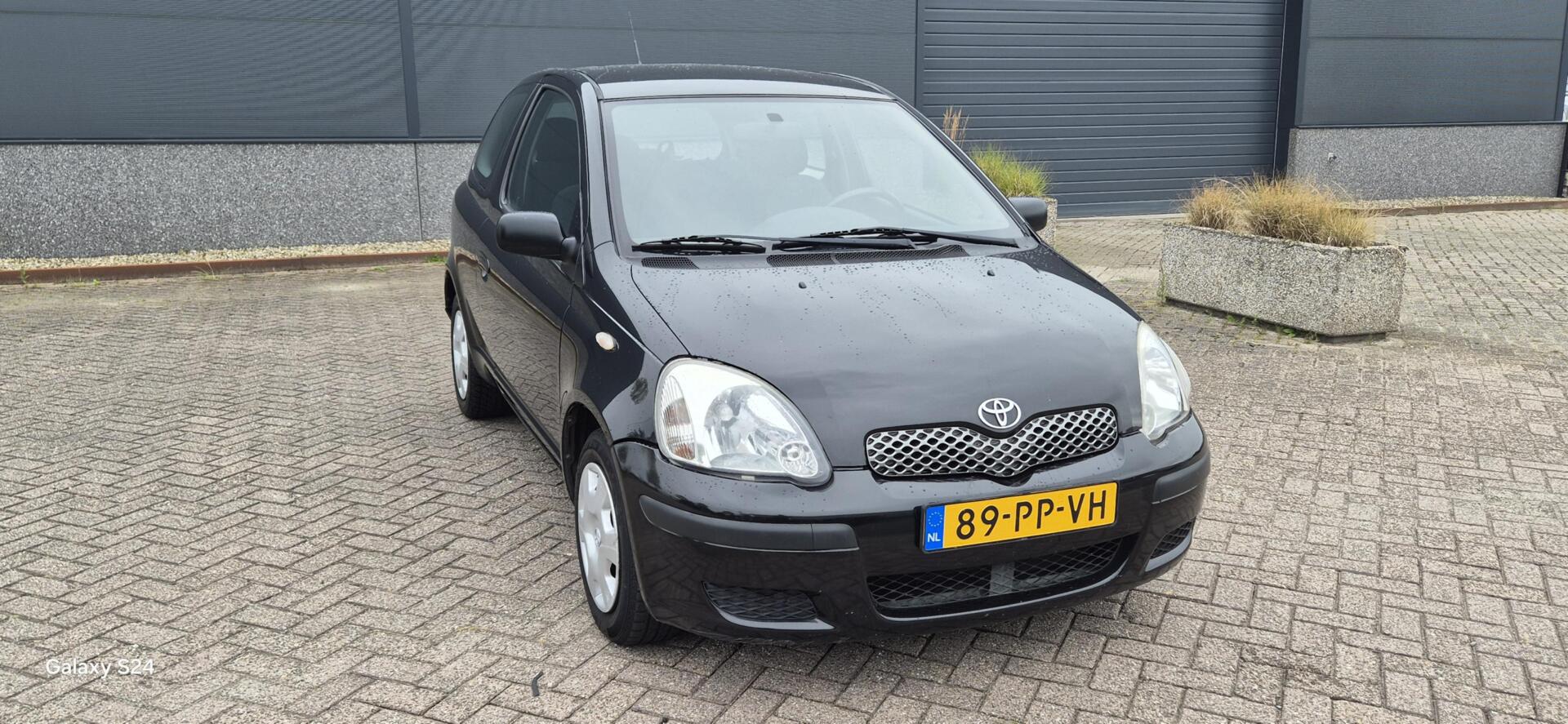 Toyota Yaris 1.0 VVT-i Idols?€1299.-?150156 km 2004 - voorkant