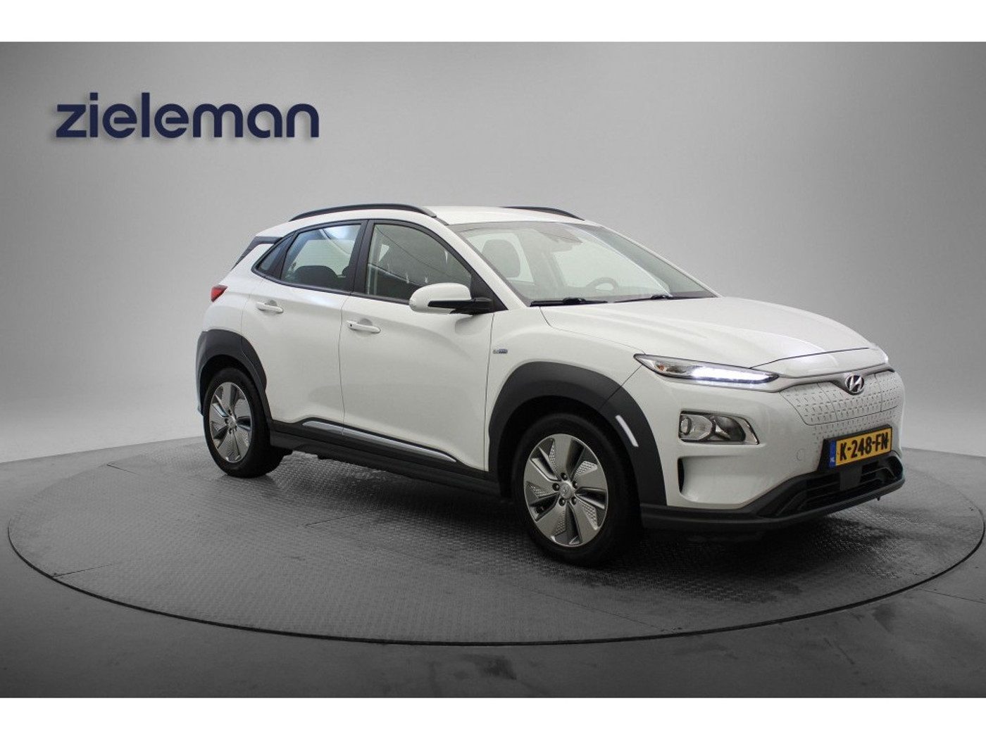 Hyundai Kona Comfort 64 kWh - Carplay, Navi, Cruise, Camera, Trekhaak, SOH 10 2020 - voorkant