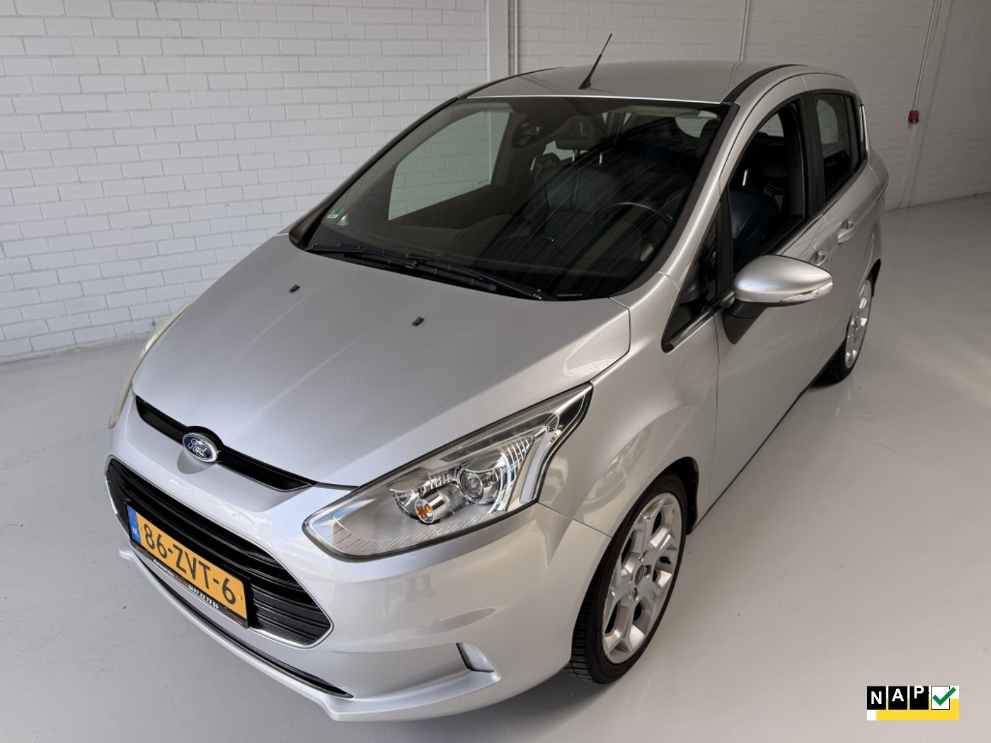 Ford B-max 1.0 EcoB. Titanium | Dealer onderhouden | Clima | Trekhaak | 2013 - voorkant